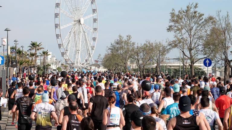 Rimini Marathon, in 10mila di corsa fra mare e centro storico: agonismo e goliardia GALLERY