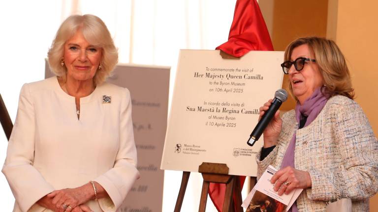 La presidente Mirella Falconi Mazzotti con la regina Camilla (Fiorentini)