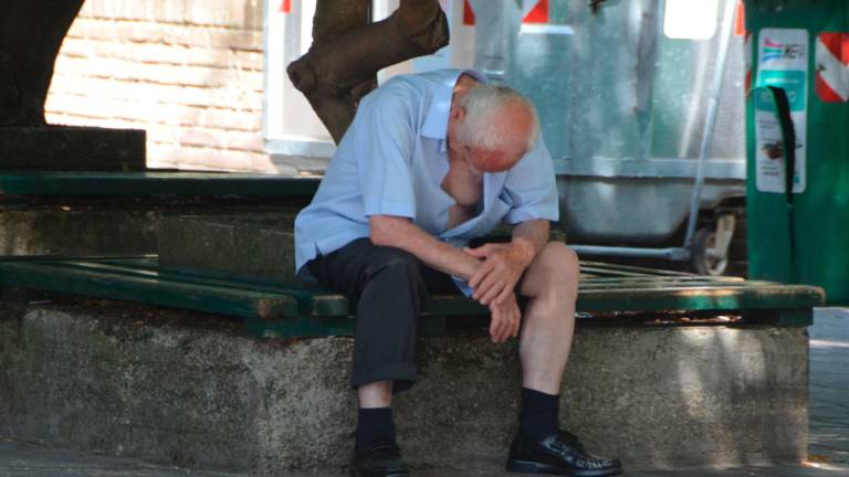 Con le temperature alte gli anziani trovano sollievo nei parchi e nei centri sociali