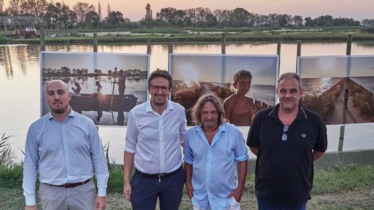 Ravenna, “Confini d’acqua dolce e di poesia”: la mostra a cielo aperto del fotografo Giampiero Corelli a Sant’Alberto