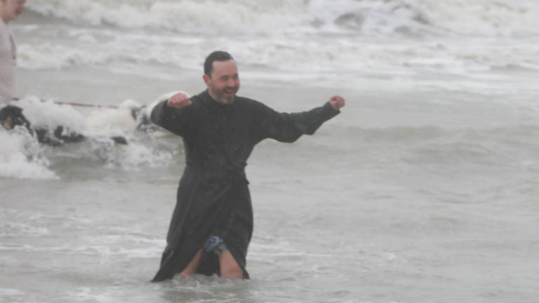 Freddo e vento non fermano gli ortodossi. Tuffo in acqua a Ravenna dopo la benedizione del mare