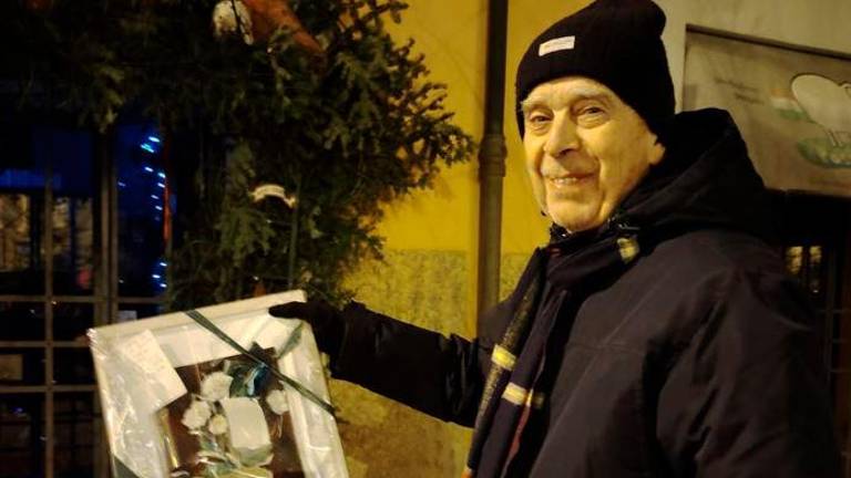 Uno dei dipinti lasciati per strada