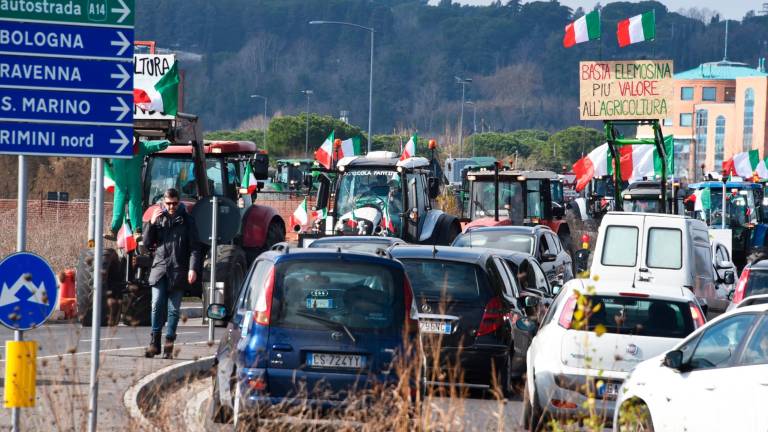 La protesta dei trattori a Rimini: “Siamo i custodi della terra, ma l’Unione Europea ci massacra” - VIDEO GALLERY