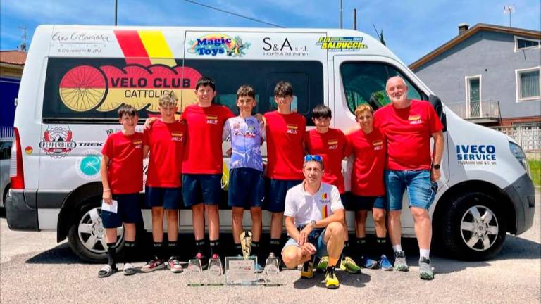 La formazione del Velo Club al completo con il vincitore Luca Drudi al centro