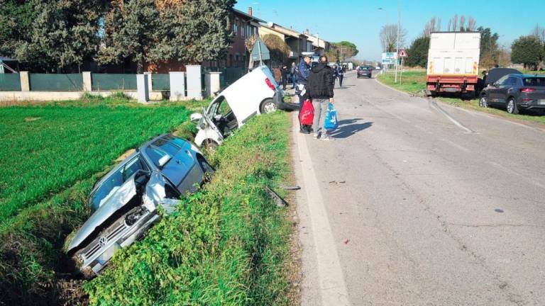 Ravenna, auto nel fossato dopo l'incidente. Tre feriti, uno è grave
