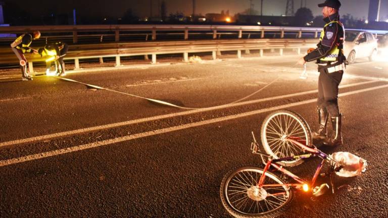 Rimini, contatto con un Suv e rovinosa caduta in bici: 51enne in gravi condizioni