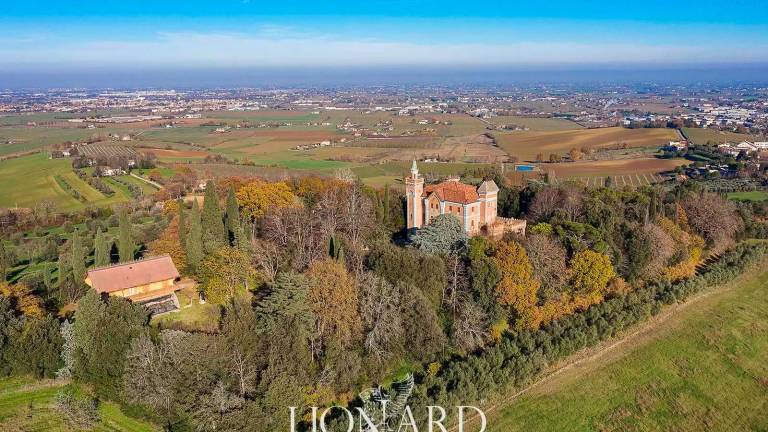 Una veduta aerea che spazia fino al mare del castello in vendita nelle prime colline attorno a Bertinoro