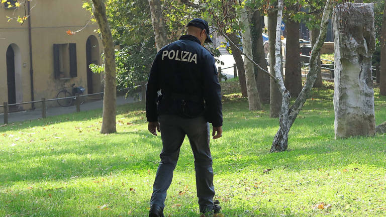 Rimini, trovato morto nel parco: probabile overdose