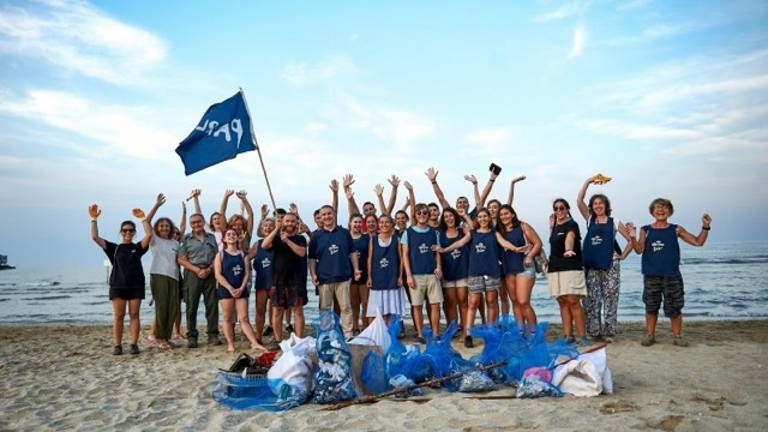 Rimini. Ripulita la spiaggia: era piena di sigarette e plastica