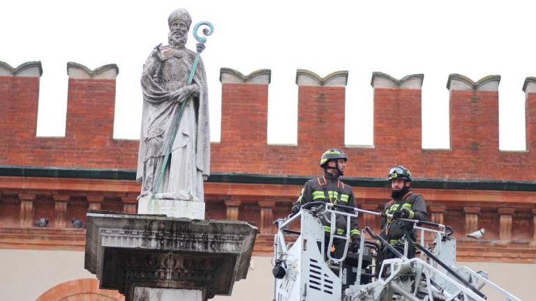 La statua di Sant’Apollinare danneggiata Foto Massimo Fiorentini