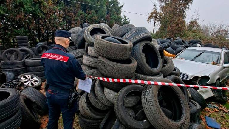 Bagnacavallo, un cumulo di rifiuti a ridosso dell’officina abusiva: 500 litri di oli esausti e 300 metri cubi di pneumatici