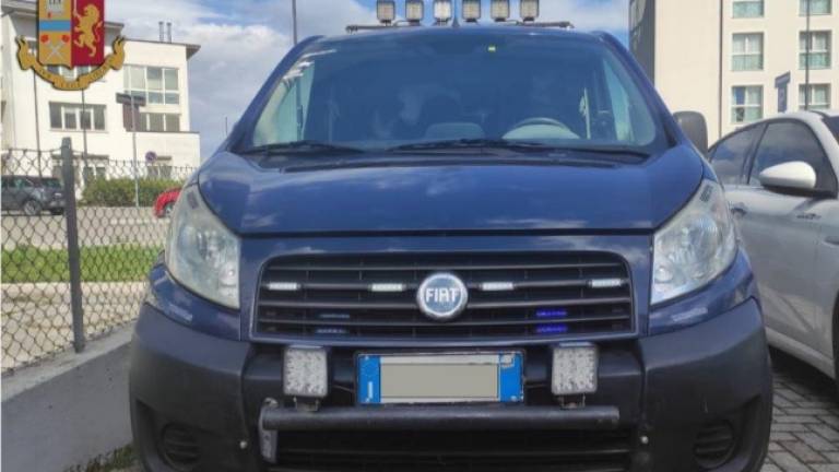 Cesena, un lampeggiante blu sul furgone per saltare la fila: denunciato 21enne finto poliziotto - Gallery