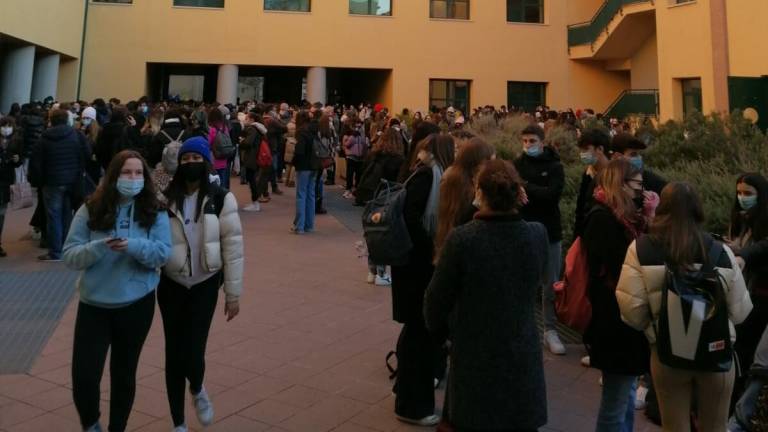 Cesena, black-out al Liceo Classico: gli studenti fuori al freddo