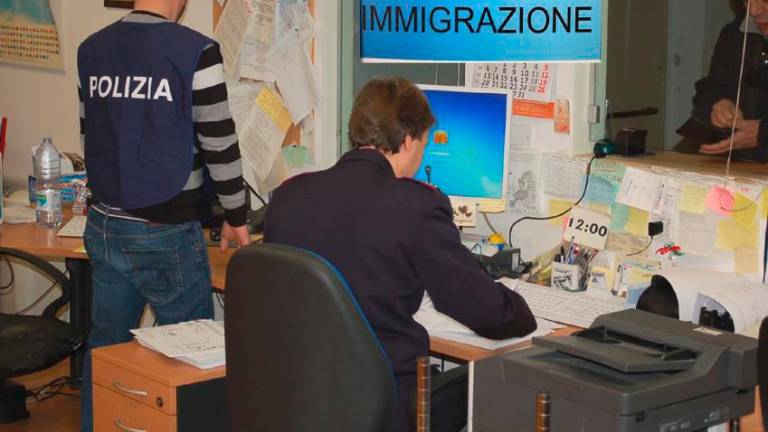 Ravenna, rimpatriato dopo aver commesso molti reati, dalla violenza sessuale di gruppo alla rapina aggravata