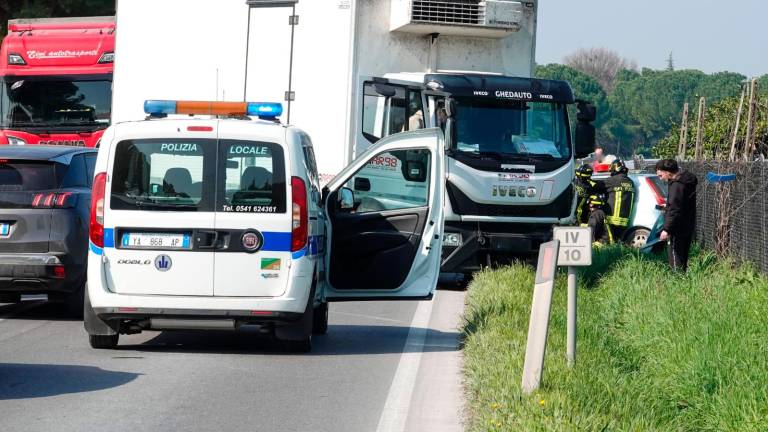 Santarcangelo, violento frontale contro un camion frigo: donna trasportata in ospedale GALLERY