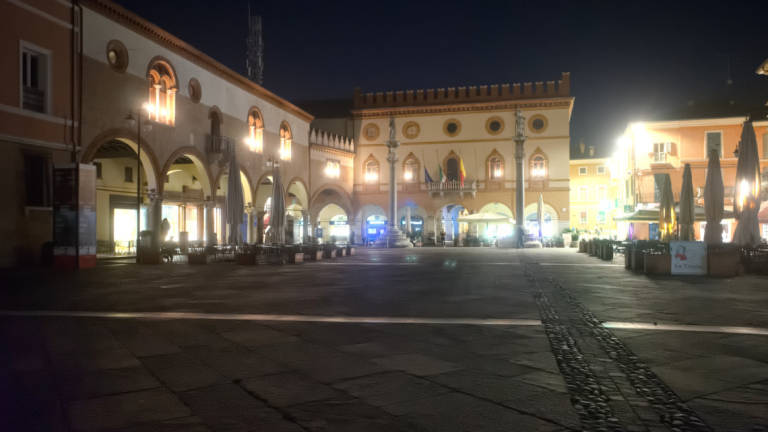 Ravenna, Piazza del Popolo con le luci spente contro il caro-bollette
