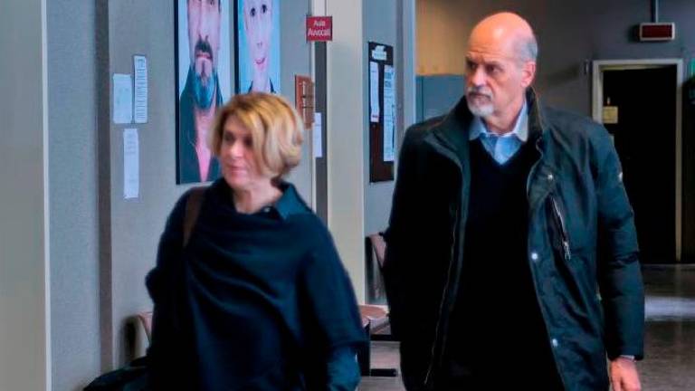 Il marito della donna uccisa da una ruspa in spiaggia insieme all’avvocata Carlotta Mattei (foto Massimo Fiorentini)