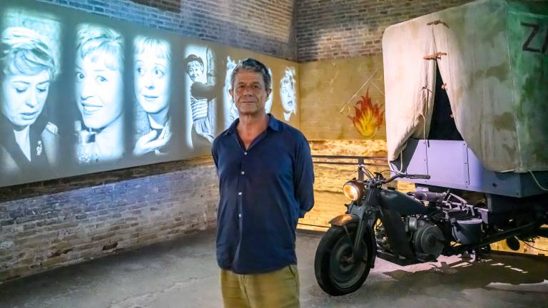 Lo scrittore Emmanuel Carrère affascina Rimini e visita il Fellini Museum