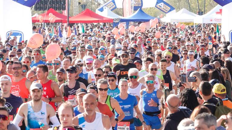 Rimini Marathon, in 10mila di corsa fra mare e centro storico: agonismo e goliardia GALLERY