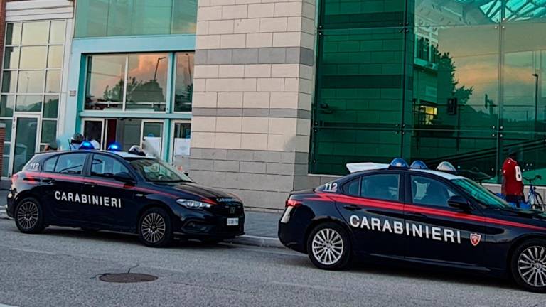 Cesena, tenta di rubare alcolici al supermercato e aggredisce i carabinieri