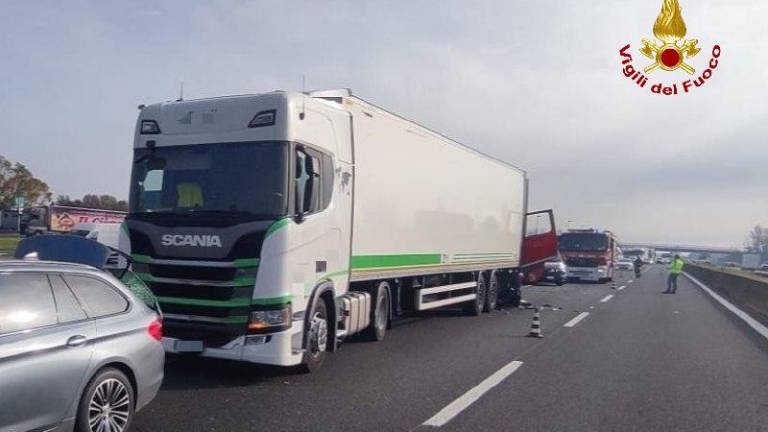Forlì, incidente tra due camion in autostrada: un autista in gravi condizioni