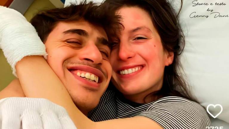 Eleonora con il fidanzato poco prima delle dimissioni dall’ospedale