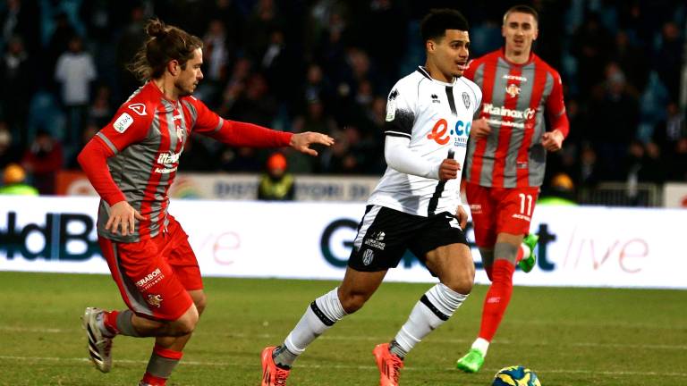 Michele Castagnetti in chiusura su Elayis Tavsan in Cesena-Cremonese 0-1 del dicembre 2024 (foto Gianmaria Zanotti)