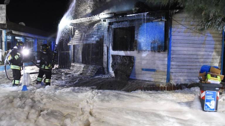 Portoverde. Incendio doloso distrugge reception piscina