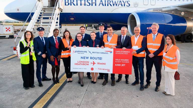 La cerimonia del maggio scorso in occasione dell’atterraggio del volo inaugurale di British Airways tra lo scalo di Heathrow e Rimini