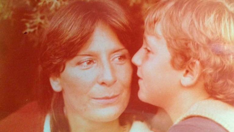 Una vecchia foto di Andrea Gaudenzi con la madre