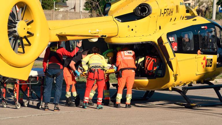 Bellaria Igea Marina, scontro tra auto e scooter: due minorenni in ospedale, uno è grave