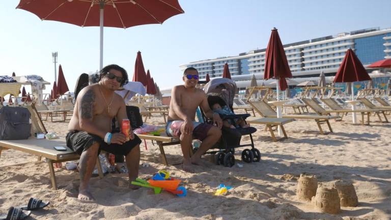 La spiaggia romagnola ai Mondiali in Qatar con 18 bagnini, lettini e ombrelloni: l'idea del cervese Gaffuri