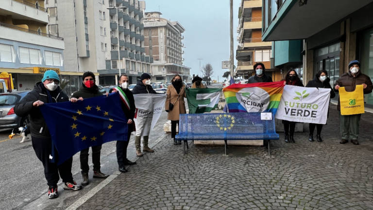 Bellaria, inaugurata la panchina con i colori dell'Unione Europea