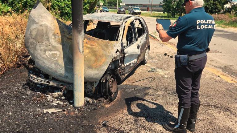 Rimini. Auto in fiamme in via Coriano VIDEO e FOTOGALLERY