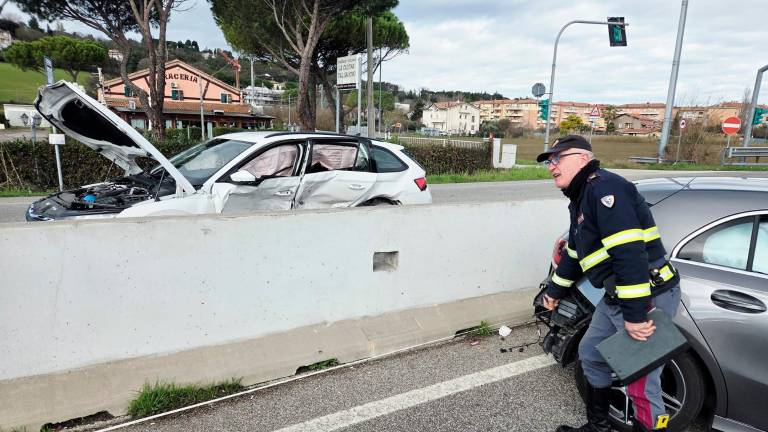 Rimini, pauroso incidente all’incrocio: miracolati un uomo, una donna e una bimba di un mese - VIDEO GALLERY