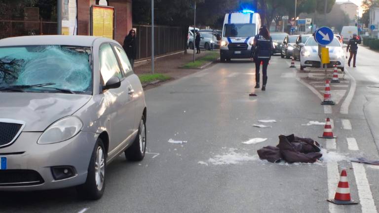 I rilievi della polizia locale il 12 gennaio scorso lungo via Faentina, all’altezza delle strisce pedonali dove l’83enne Bruno Zaccarini è stato travolto quasi un mese fa