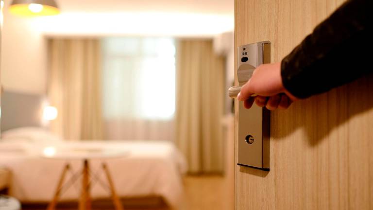 Milano Marittima, irruzione in stile “Miami Vice”: rapinò i turisti in hotel fingendo una retata dei Carabinieri, condannato a 2 anni