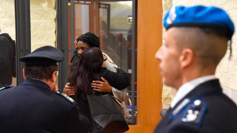 Processo per il delitto di Pierina Paganelli a Rimini, in aula l’abbraccio e il bacio tra Valeria Bartolucci e Louis Dassilva