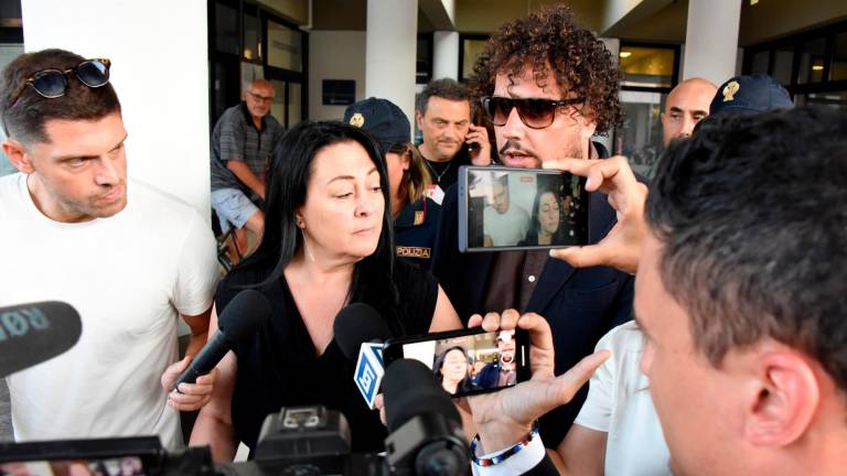 Delitto di Rimini, Manuela dopo ore in Questura: «Non ho paura, dispiaciutissima per Louis»