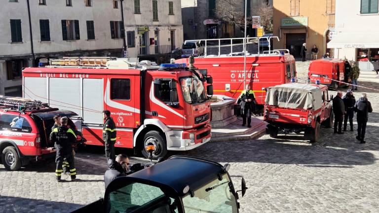 Alcuni dei mezzi impegnati per le ricerche del 36enne nella piazza principale di Pennabilli (Foto servizio Manuel Migliorini)