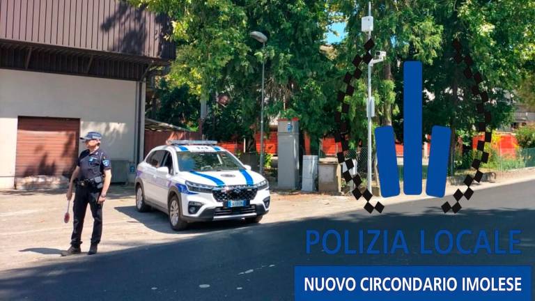 Borgo Tossignano, senza targa e senza patente valida sfugge all’alt inseguito dalla polizia locale. Multa da 2500 euro e denuncia