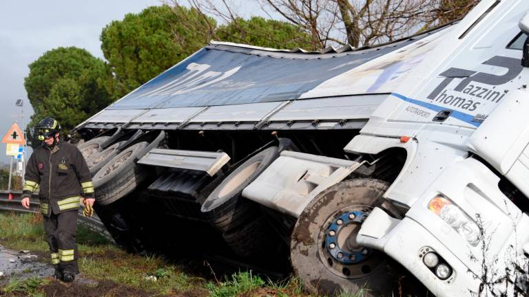 Santarcangelo, incidente: terribile frontale sulla via Emilia, camion si ribalta e finisce nel fosso, una donna all’ospedale - VIDEO GALLERY