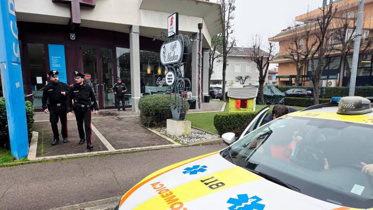 Riccione, sfregia al volto il barista con due rasoi, bloccato dagli altri clienti
