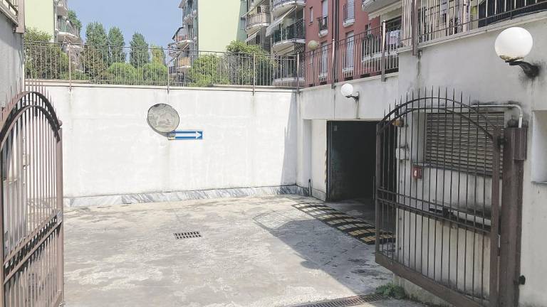 Uno degli accessi al garage interrato dove la 78enne è stata uccisa