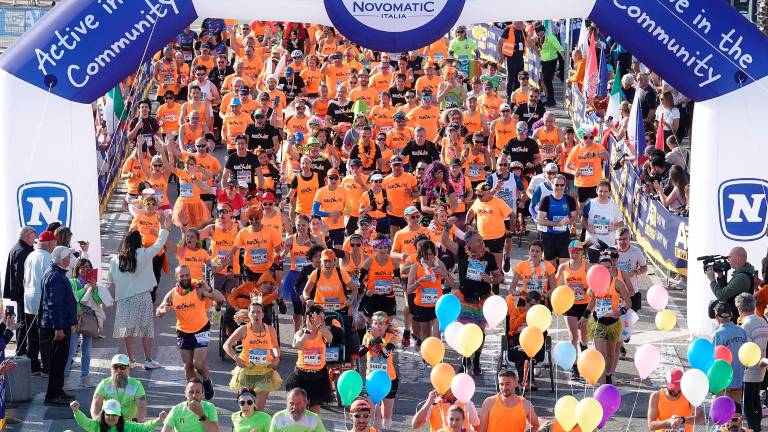 Rimini Marathon, in 10mila di corsa fra mare e centro storico: agonismo e goliardia GALLERY