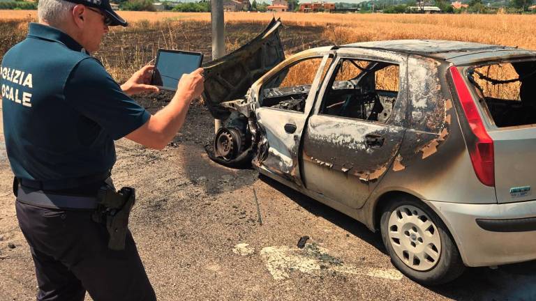 Rimini. Auto in fiamme in via Coriano VIDEO e FOTOGALLERY