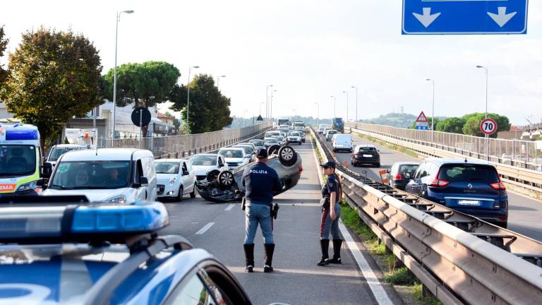 Rimini, incidente: si ribalta sull’Adriatica, traffico in tilt - Gallery