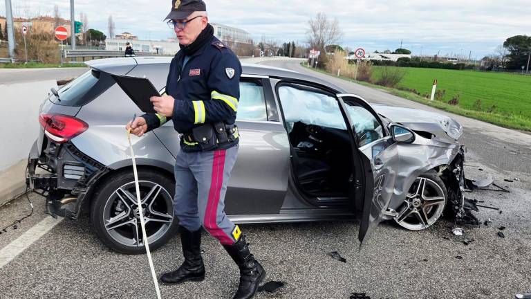 Rimini, pauroso incidente all’incrocio: miracolati un uomo, una donna e una bimba di un mese - VIDEO GALLERY
