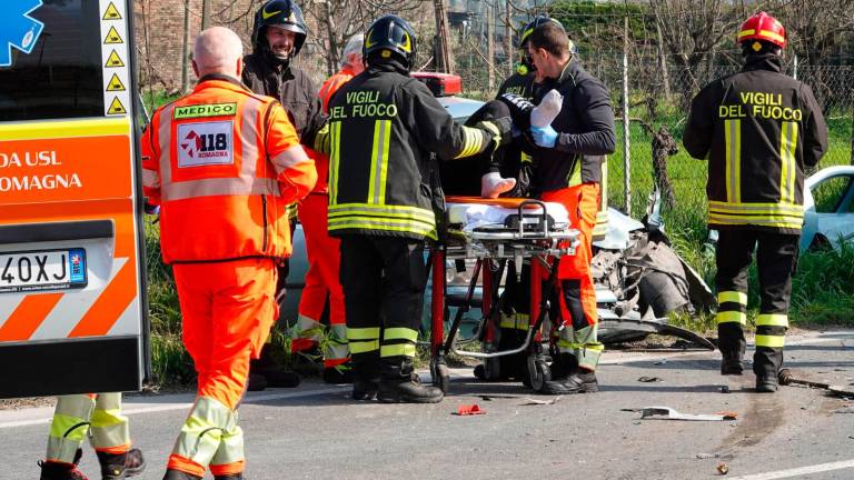 Santarcangelo, violento frontale contro un camion frigo: donna trasportata in ospedale GALLERY