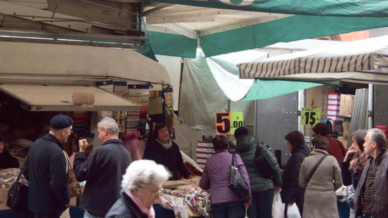 Imola, mercato ambulante: al via il restyling delle postazioni